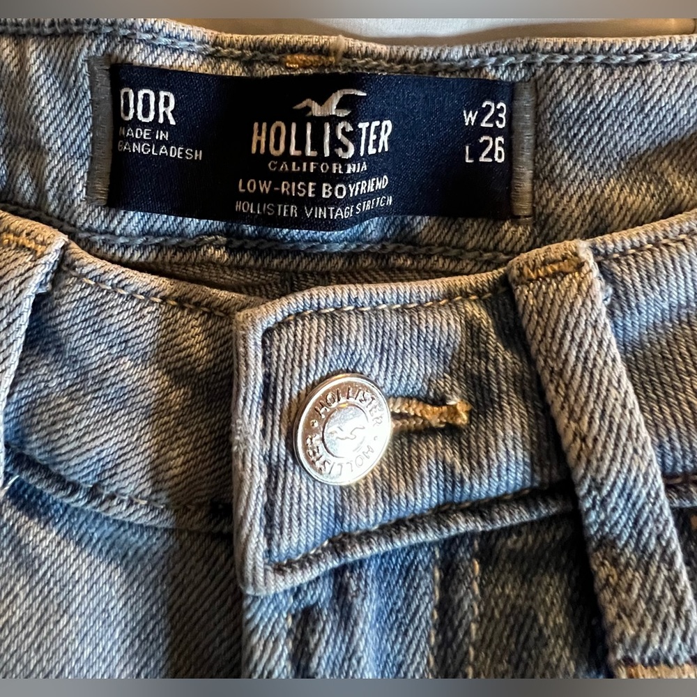 NWT Hollister light wash distressed denim jeans. Size 00R. Low rise boyfriend. - Picture 8 of 9